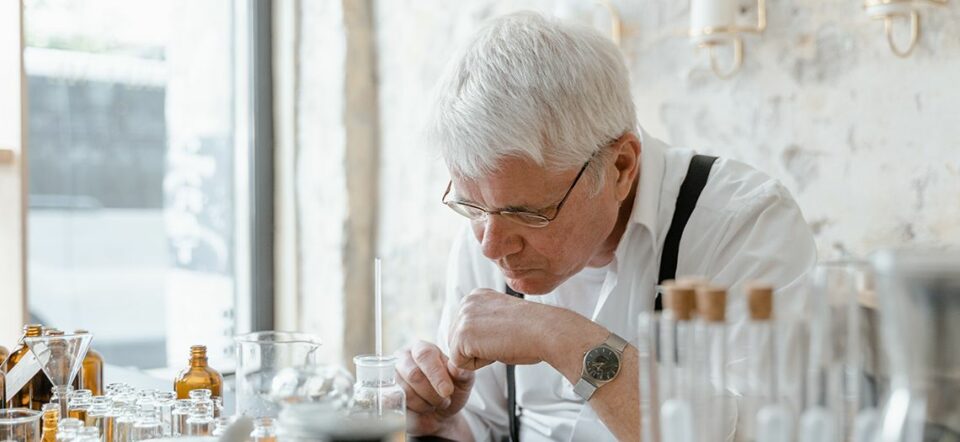 An expert's guide to finding the signature scent - Blog Cover-compressed-1140x525